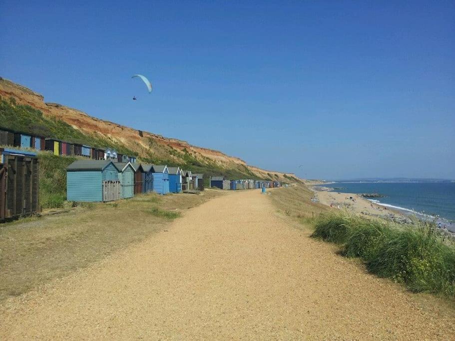 The Firs - Apartment Next To Beach & Forest - Pets Are Free Barton on Sea Exterior foto